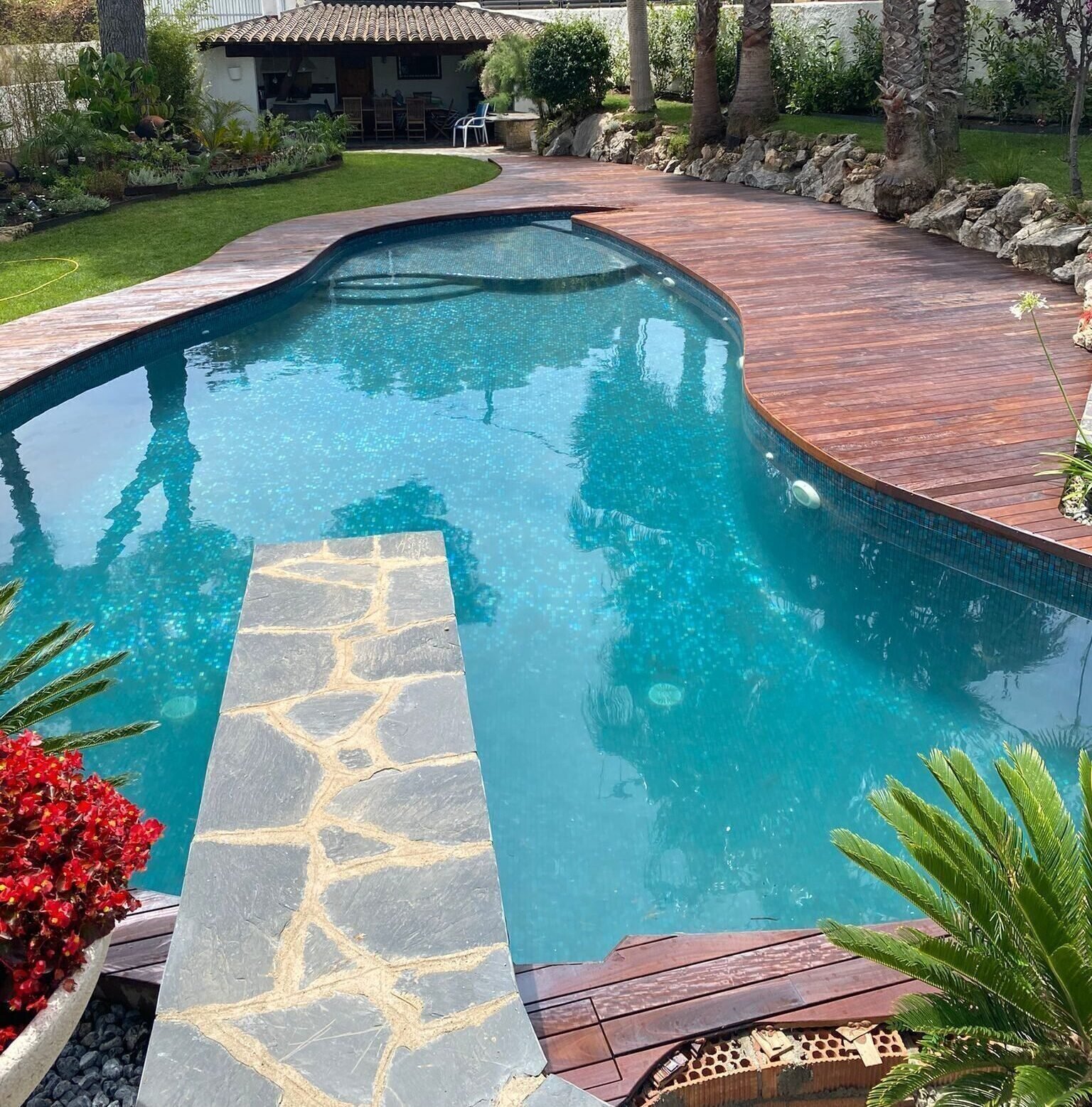 terraza barnizada piscina madera